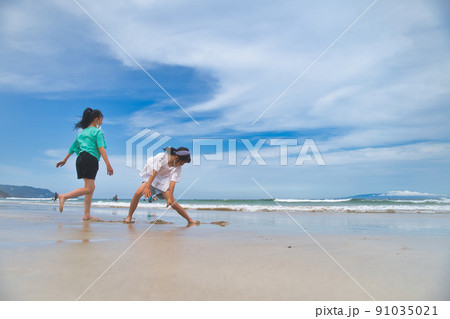 海で遊ぶ子供 91035021