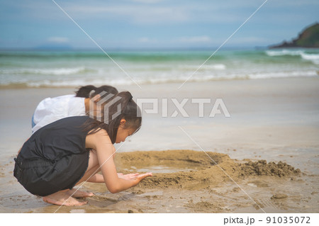 海で遊ぶ子供 91035072