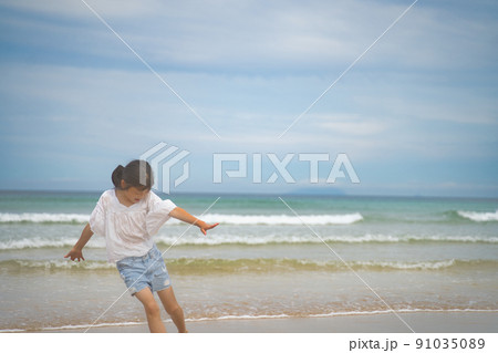 海で遊ぶ子供 91035089