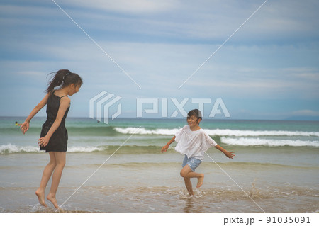 海で遊ぶ子供 海で遊ぶ子供 91035091