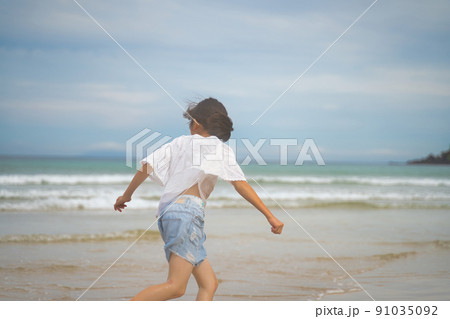 海で遊ぶ子供 海で遊ぶ子供 91035092