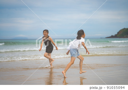 海で遊ぶ子供 海で遊ぶ子供 91035094