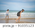 海で遊ぶ子供 91035123