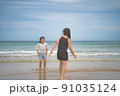 海で遊ぶ子供 91035124