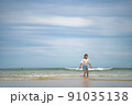 海で遊ぶ子供 91035138