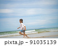 海で遊ぶ子供 91035139