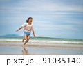 海で遊ぶ子供 91035140