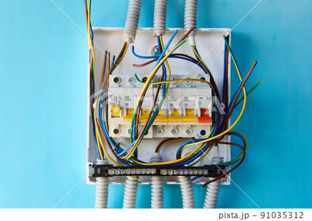 Assembling single phase consumer unit for household electrical outlet. 91035312