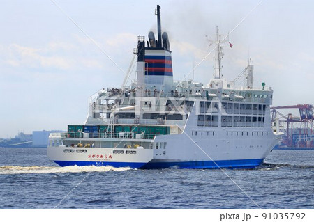 丸一日の船旅へ…父島・母島の命を支える貨客船 3代目おがさわら丸 91035792