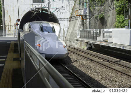 神戸トンネルに入る新幹線（新神戸駅） 91036425