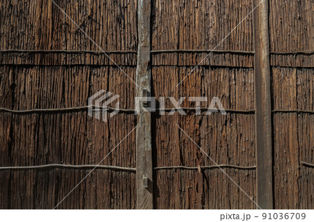 杉皮を使った古民家の壁 91036709