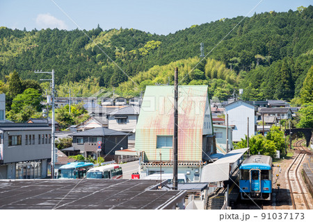 【中村線】窪川駅で発車を待つ列車 91037173