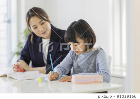 塾で学習をする小学生 女の子 勉強 91039166