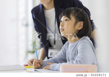 塾で学習をする小学生 女の子 勉強 91039171