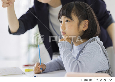 塾で学習をする小学生 女の子 勉強 91039172