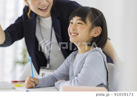 塾で学習をする小学生 女の子 勉強 91039173