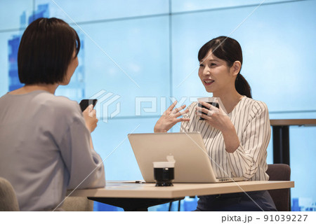 打ち合わせをする2人の女性 打ち合わせをする2人の女性 91039227