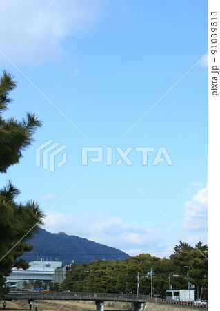 日本の街中を流れる川の風景　兵庫県芦屋市芦屋川 91039613