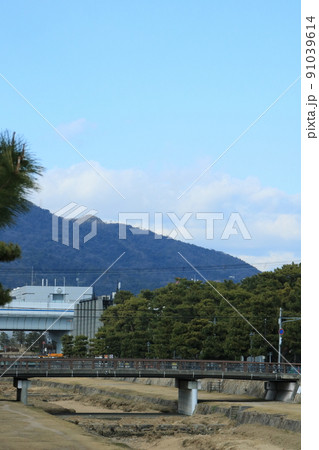 日本の街中を流れる川の風景　兵庫県芦屋市芦屋川 91039614