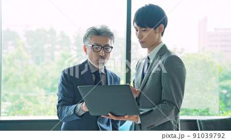 相談するエグゼクティブ男性とビジネスマン 91039792