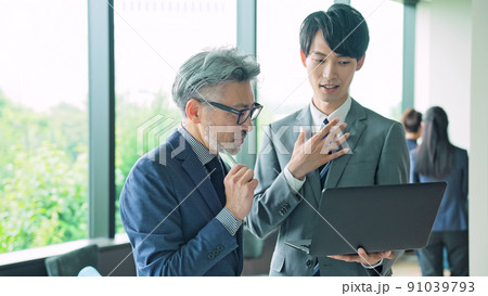 相談するエグゼクティブ男性とビジネスマン 相談するエグゼクティブ男性とビジネスマン 91039793