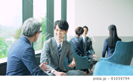 ロビーで会話するビジネスグループ 91039794