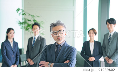 エグゼクティブ男性と会社員グループ 91039802