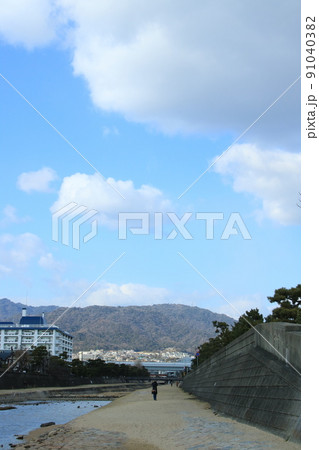 日本の街中を流れる川の風景 兵庫県芦屋市芦屋川の松並木 日本の街中を流れる川の風景 兵庫県芦屋市芦屋川の松並木 91040382