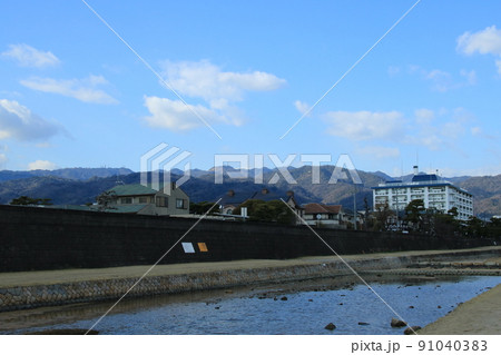 日本の街中を流れる川の風景 兵庫県芦屋市芦屋川の松並木 日本の街中を流れる川の風景 兵庫県芦屋市芦屋川の松並木 91040383