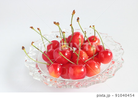 ガラス皿に盛り付けたサクランボ　初夏 91040454