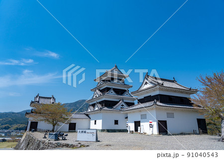 愛媛県大洲市 春の大洲城天守と高欄櫓と石垣 愛媛県大洲市 春の大洲城天守と高欄櫓と石垣 91040543