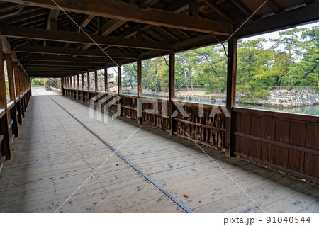 香川県高松市 高松城の鞘橋から見るお堀と石垣 香川県高松市 高松城の鞘橋から見るお堀と石垣 91040544