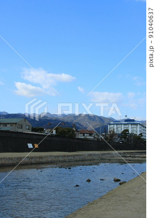 日本の街中を流れる川の風景　兵庫県芦屋市芦屋川の松並木 91040637