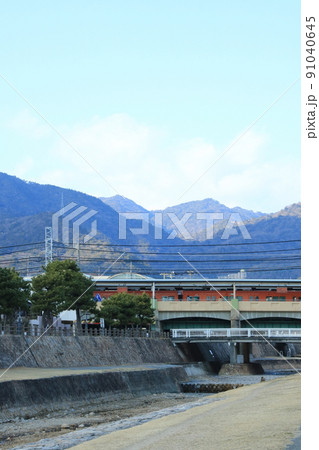 日本の私鉄の駅　芦屋川にかかる阪神電鉄：芦屋駅と松並木 91040645