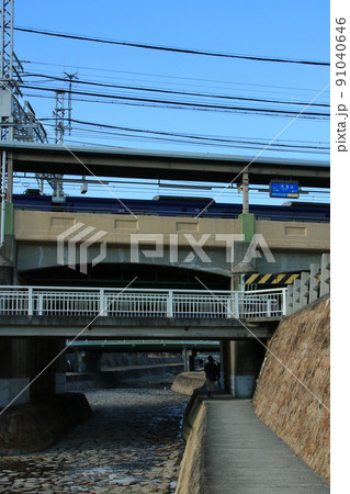 日本の私鉄の駅　芦屋川にかかる阪神電鉄：芦屋駅のホーム 91040646