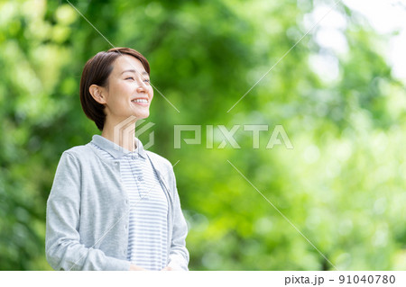 介護士　屋外　新緑背景 91040780