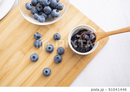 ブルーベリーとブルーベリージャム 91041446