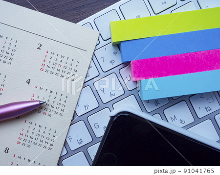 カレンダー、PC、スマホのビジネスイメージ (女性) カレンダー、PC、スマホのビジネスイメージ (女性) 91041765