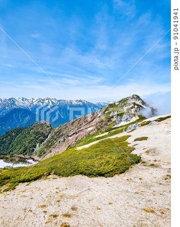 初夏の燕岳登山（燕山荘からの眺め）の写真素材 [91041941] - PIXTA