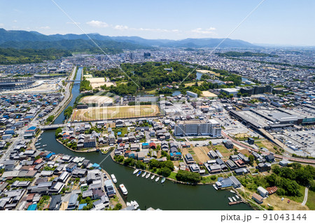 歴史ある彦根城と城下町をドローン撮影｜滋賀県彦根市 91043144