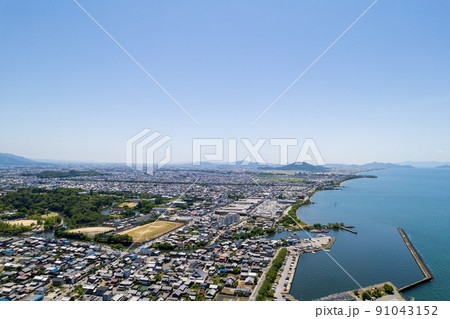 歴史ある彦根市の田園風景と市街地方面をドローン撮影｜滋賀県彦根市 91043152