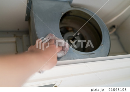 キッチンの換気扇掃除 91043193