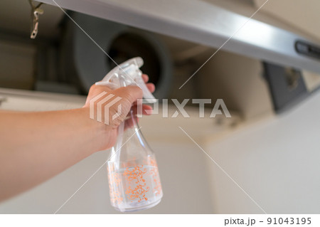 キッチンの換気扇掃除 91043195