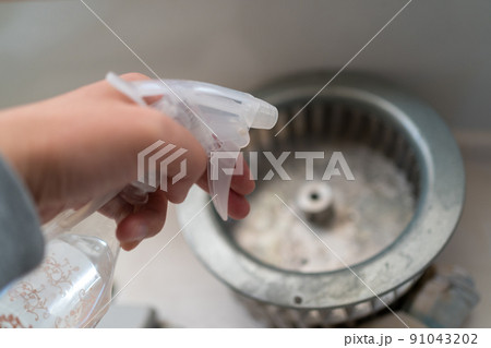 キッチンの換気扇掃除 91043202