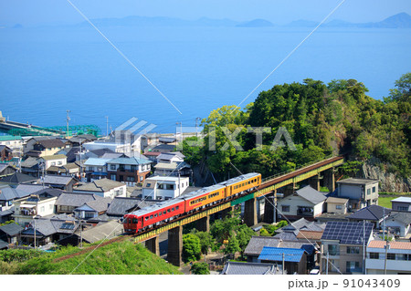 青い伊予灘と観光列車「伊予灘ものがたり」(二代目) 青い伊予灘と観光列車「伊予灘ものがたり」(二代目) 91043409
