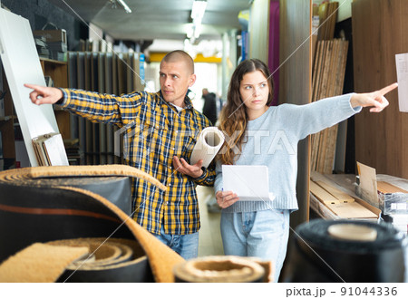 Customers shopping in building store and pointing to something 91044336