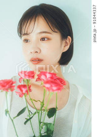 花を持つ若い女性 花を持つ若い女性 91044337