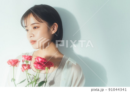 花を持つ若い女性 91044341
