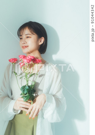 花を持つ若い女性 花を持つ若い女性 91044342