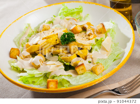 Appetizing Caesar salad 91044372